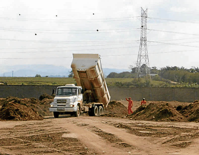 Obra de terraplanagem na área onde será a nova pista do Aeroporto de Linhares. Crédito: Prefeitura de Linhares/divulgação