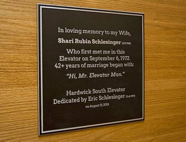 Placa em homenagem ao casal Sharyn Rubin e Eric Schlesinger . Crédito: Philadelphias Temple University