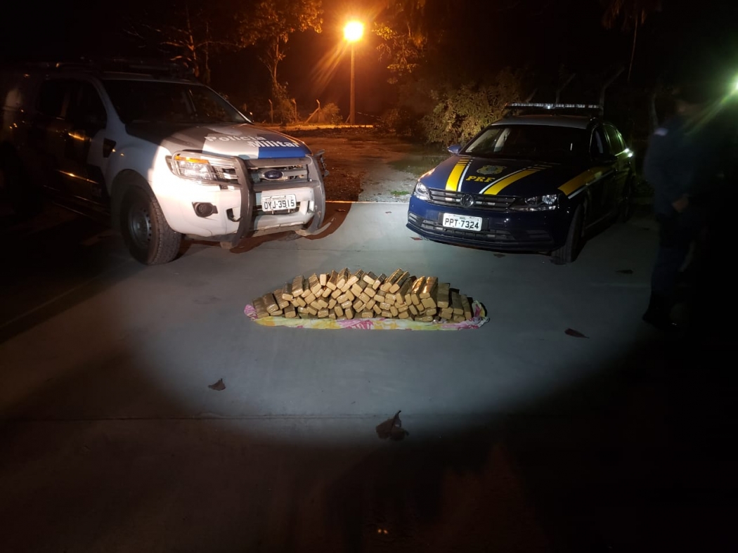 Trio é detido com 79 kg de maconha após denúncia . Crédito: Divulgação - Polícia Rodoviária Federal
