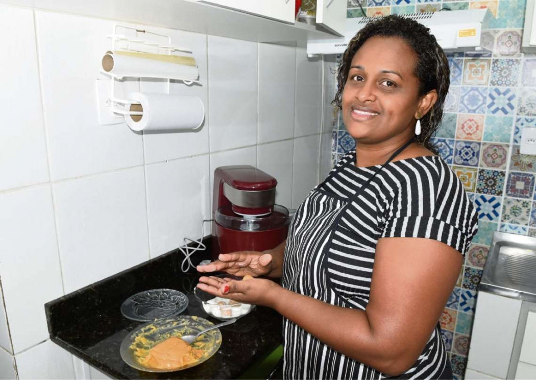 Lilian de Andrade Pinto é formada em Serviço Social. Desde de 2016 nâo consegue emprego e faz doces em casa para ajudar na renda familiar. Crédito: Carlos Alberto Silva