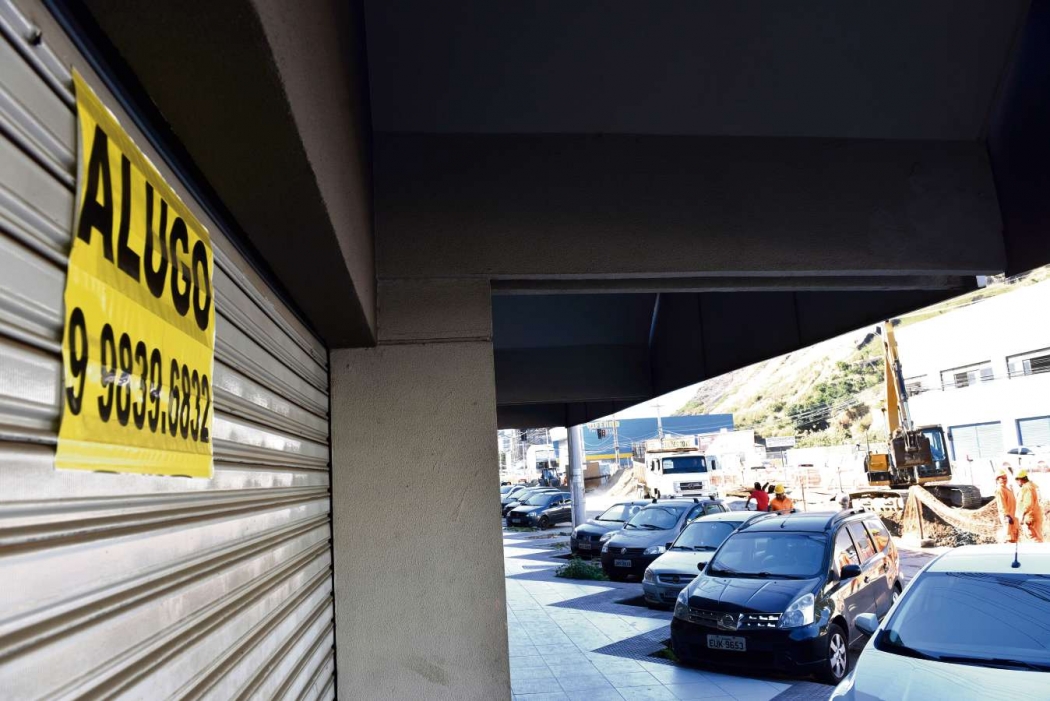 Com atrasos nas obras da Avenida Leitão da Silva, lojas fecham as portas. Crédito: Fernando Madeira