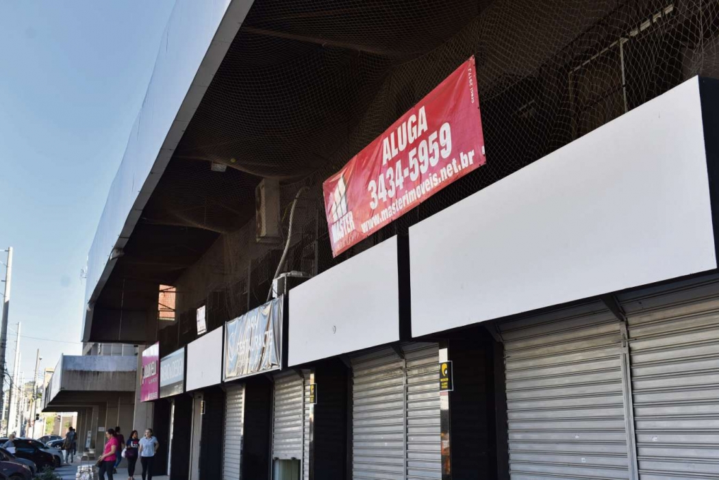 Com atrasos nas obras da Avenida Leitão da Silva, lojas fecharam as portas. Crédito: Fernando Madeira
