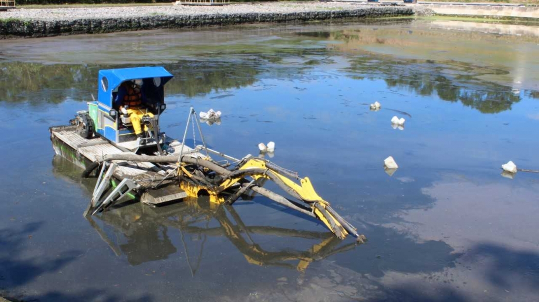 Robô anfíbio limpa a lagoa da estação de tratamento de esgoto de Jacaraípe, na Serra: em todas as estações, o trabalho de limpeza é realizado, em média, a cada 20 dias. Crédito: Divulgação