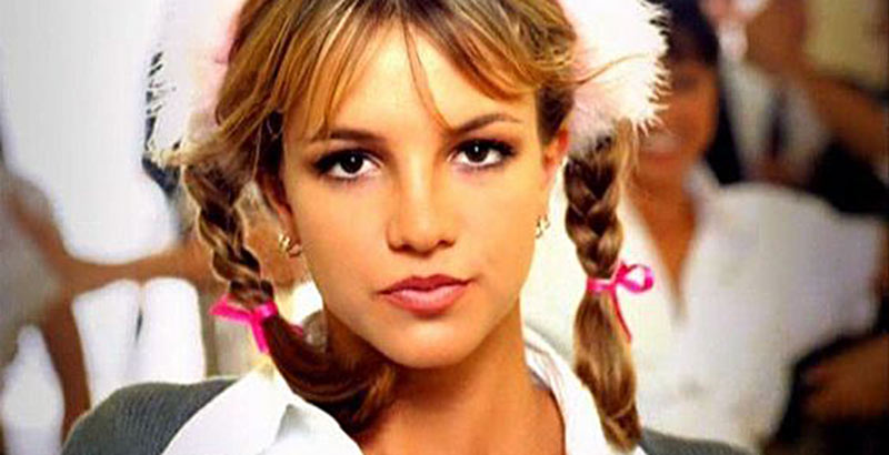 Britney Spears em 1998, no clipe de Baby One More Time
