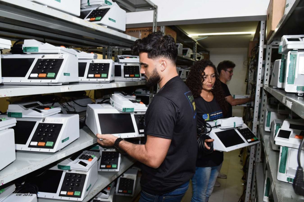 Funcionários de cartório eleitoral em Vila Velha conferem as urnas eletrônicas que serão usadas nas eleições. Crédito: Carlos Alberto Silva