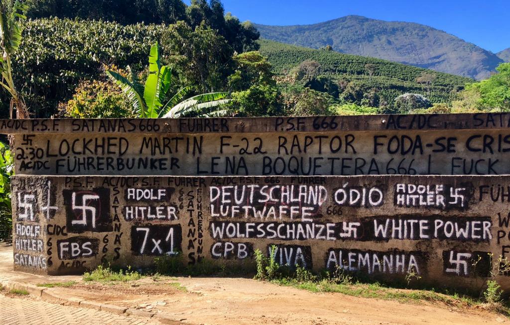 O muro, com inscrições nazistas, fica em Pedra Menina, localidade de acesso ao Parque Nacional do Caparaó. Crédito: José Luís Gobbi