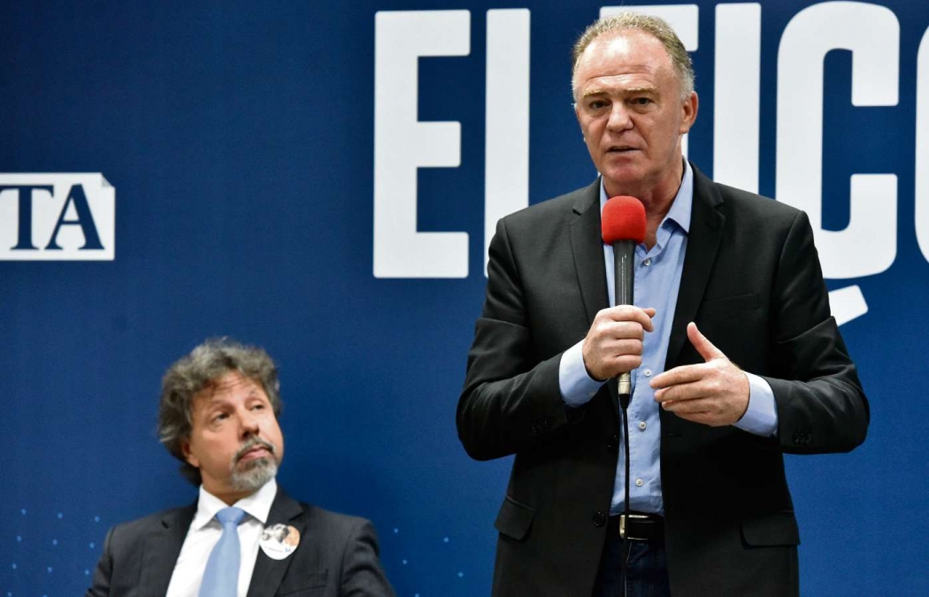 Aridelmo olha de forma irônica para Casagrande durante o debate na Rede Gazeta. Crédito: Fernando Madeira