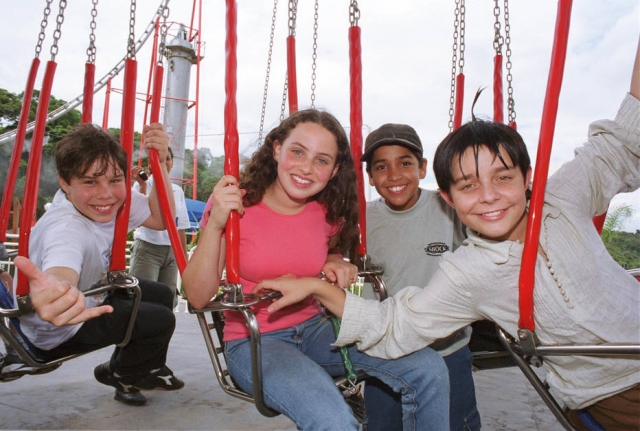Leandro Leo (de boné), no início dos anos 2000, ao lado de seus colegas de 'Castelo Rá-Tim-Bum, o Filme', Oscar Neto, Mayara Constantino e Diegho Kozievitch, da esquerda para a direita. Crédito: J. J. Leister / Estadão