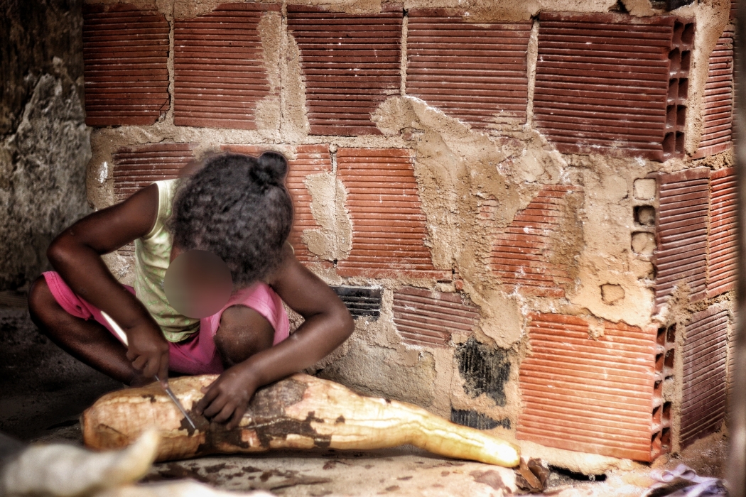 Menina ajuda na produção de farinha em São Mateus . Crédito: Marcelo Prest