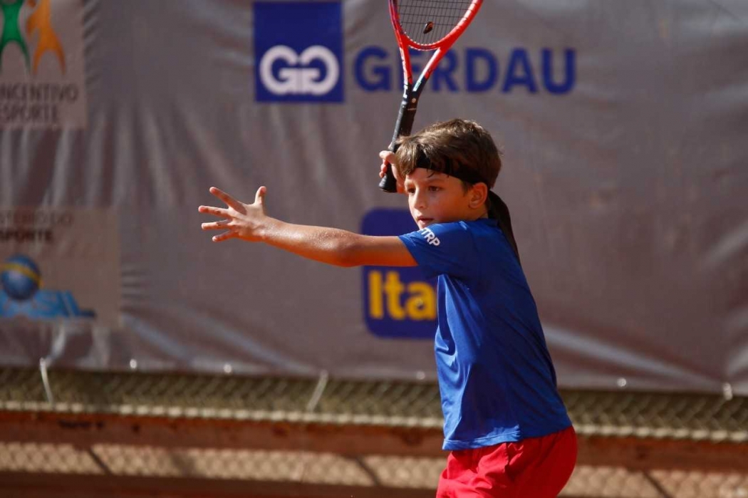 Rodrigo Moreira Filho, 10 anos, mostra muito talento com a raquete nas mãos. Crédito: Luiz Cândido/Divulgação