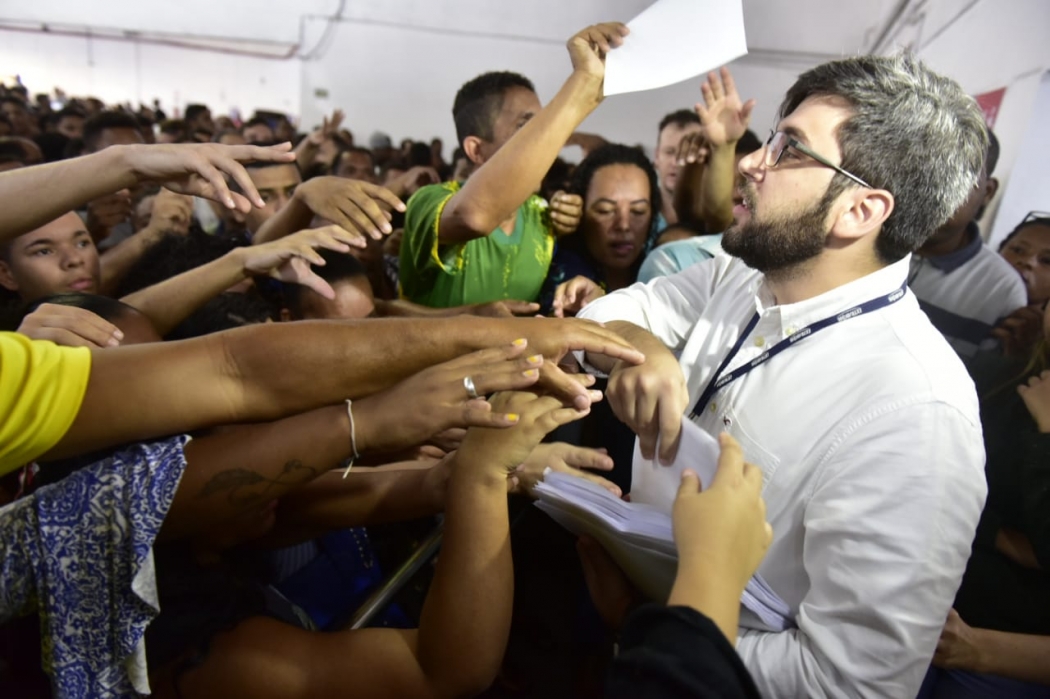 Filas para conseguir emprego em supermercado de Vitória . Crédito: Marcelo Prest