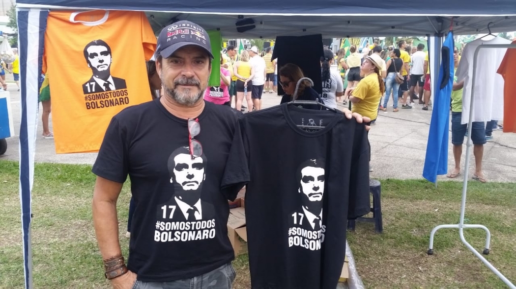 O artesão José da Silva aproveitou a manifestação para vender camisas com estampas de Bolsonaro. Crédito: Eduardo Dias