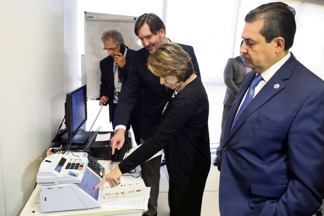 Laura Chinchilla e integrantes da OEA conheceram  o sistema com urna eletrônica