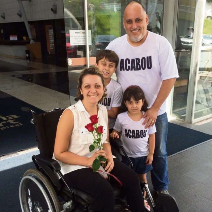Francieli Borges Maia descobriu dois nódulos na mama esquerda aos 36 anos. E após a quimioterapia, decidiu retirar a mama direita também, para evitar a doença. Durante todos o tratamento ela contou com apoio do marido e dos filhos. Crédito: Arquivo Pessoal