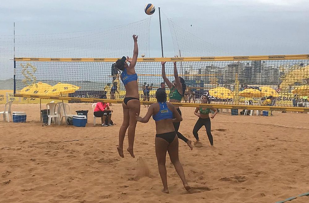 Blenda Ribeiro e Thâmella Coradello em ação na final do Circuito Brasileiro Sub-19 de Vôlei de Praia. Crédito: José Renato Campos/GloboEsporte.com