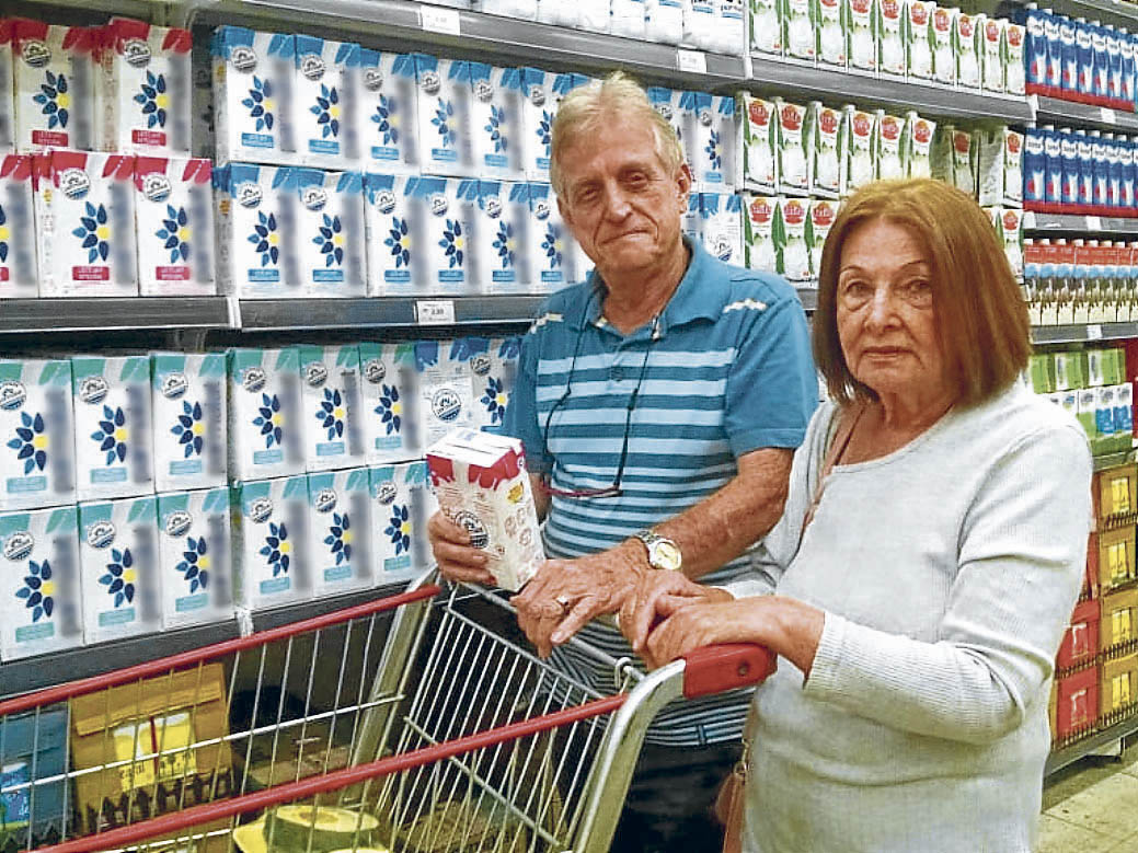 Casado há 47 anos com Carmen, Anaildo é quem faz as compras, e notou o aumento do pão, leite e derivados. Crédito: Júlia Afonso