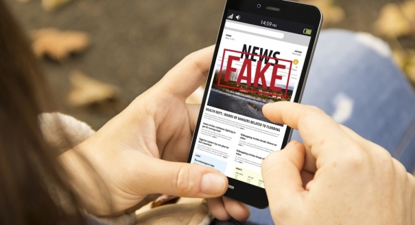 No meio do bombardeio de fake news, fica difícil distinguir o que é verdadeiro e o que é falso