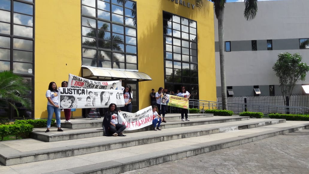 Clemilda, mãe da menina mãe de Thayná, protesta com família do pai de Kauã em frente ao fórum de Linhares. Crédito: Brunela Alves
