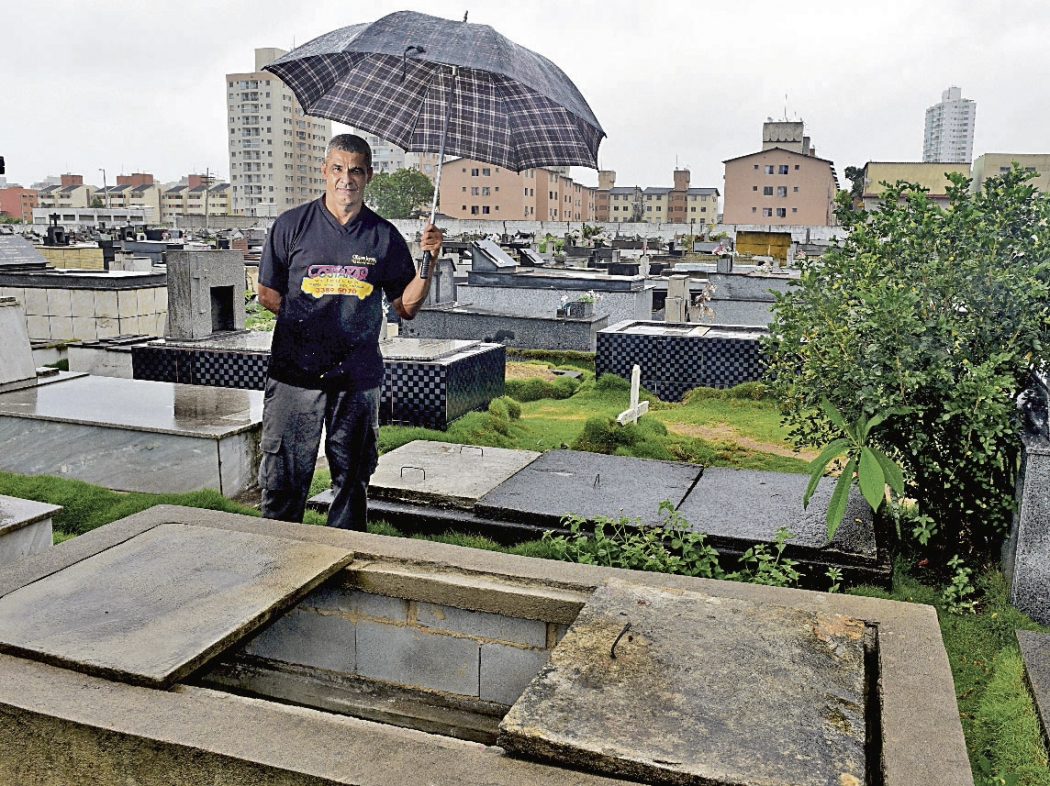 O mecânico Iomar Lopes Santana diz que o Cemitério de Santa Inês, em Vila Velha, sempre tem túmulos em má situação. Crédito: Riicardo Medeiros