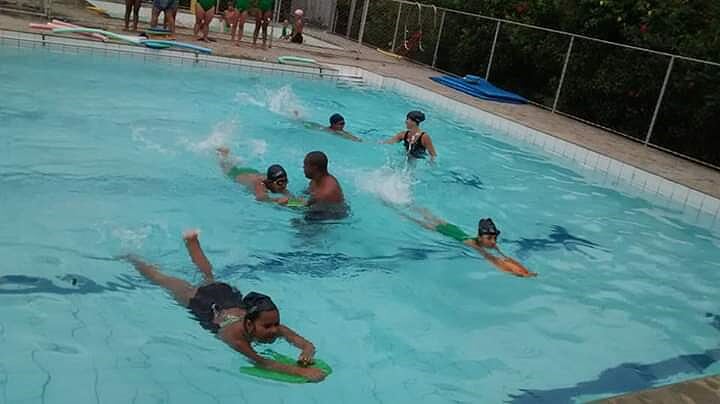 Festival de Natação tem o objetivo de estimular a prática esportiva e a coordenação motora de crianças e adolescentes com síndrome de down. Crédito: Semesp Cariacica/Divulgação