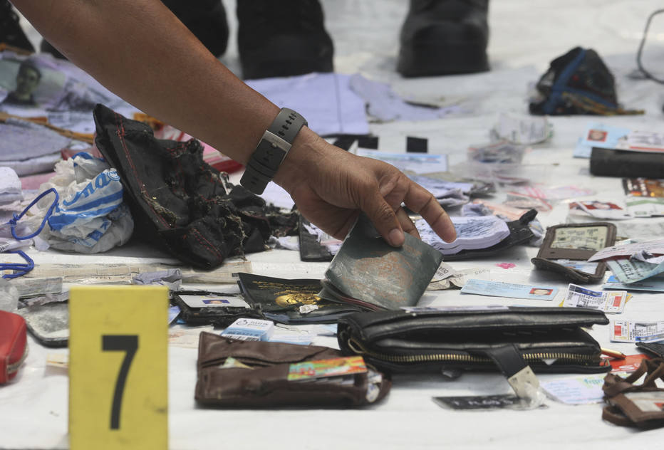 As equipes de emergência também usaram 14 bolsas para guardar objetos recuperados, como sapatos, peças de roupa e carteiras . Crédito: Binsar Bakkara / AP