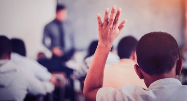 Projeto Escola Sem Partido prevê seis 'deveres do professor', que poderiam ser fiscalizados pelos próprios alunos 