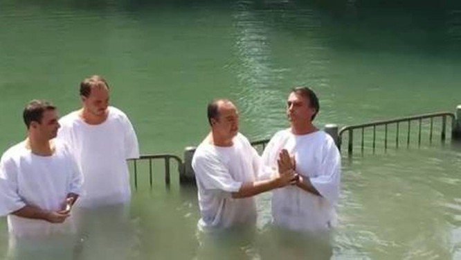 O presidente eleito em viagem a Israel em 2016, quando foi batizado no Rio Jordão pelo Pastor Everaldo . Crédito: Reprodução