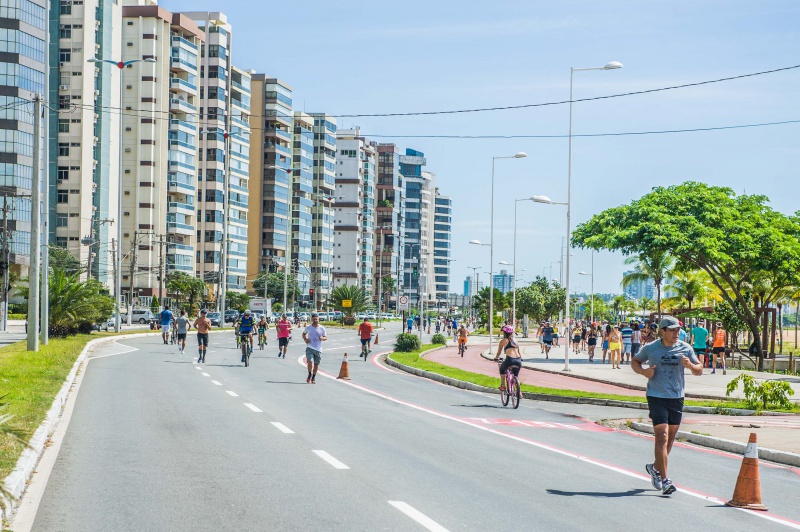 Rua de lazer na Avenida Dante Michelini, Praia de Camburi. Crédito: Leonardo Silveira