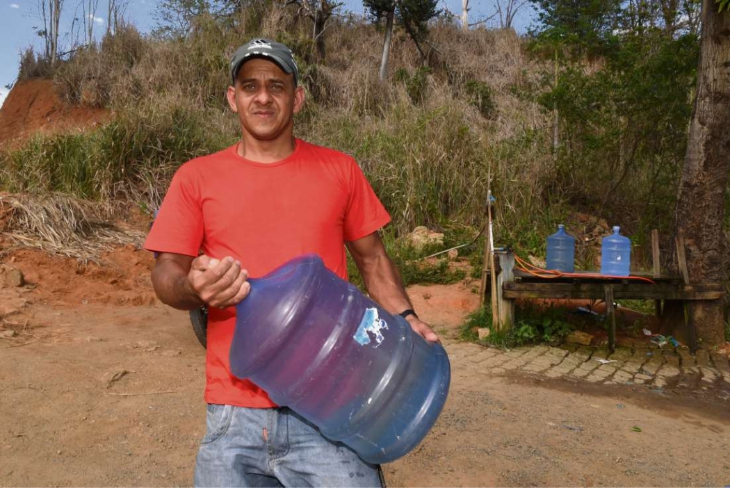 O pedreiro Macedo Almeida Santos busca água em nascente no município de Colatina . Crédito: Carlos Alberto