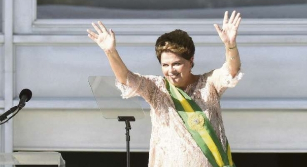 Reeleita, Dilma acena em sua posse