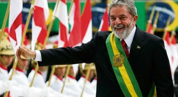 Lula acena ao subir a rampa do Palácio do Planalto