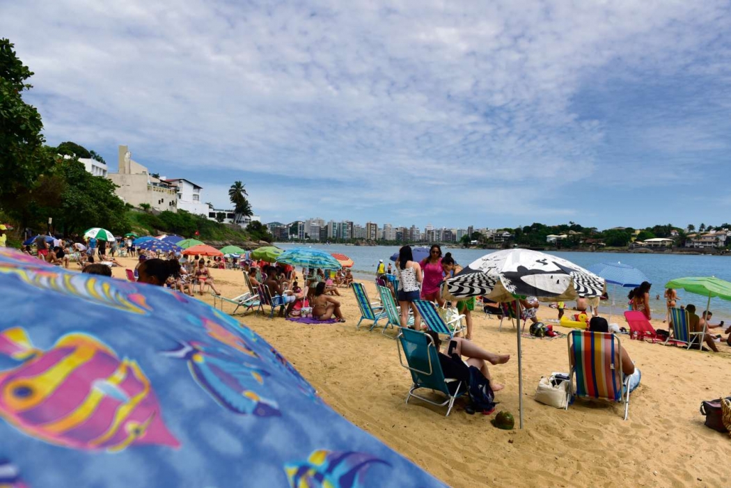 Banhistas e esportistas frequentam a praia da Esquerda, na Ilha do Boi, em Vitória. Crédito: Marcelo Prest