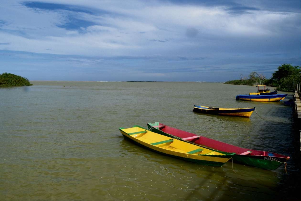 Três anos da lama da Samarco: barcos na foz do Rio Doce em Regência 