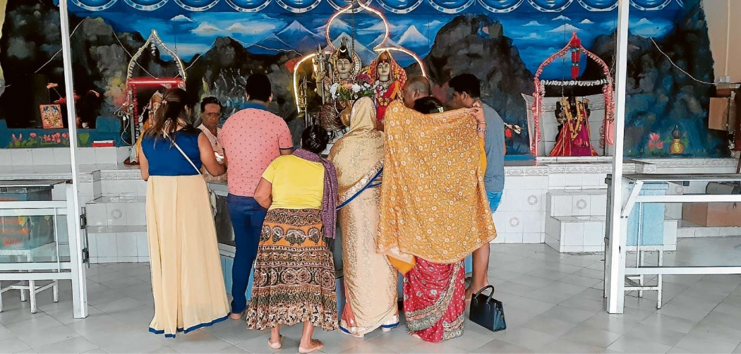 Família de mauricianos participa de ritual em templo. Crédito: Guilherme Sillva