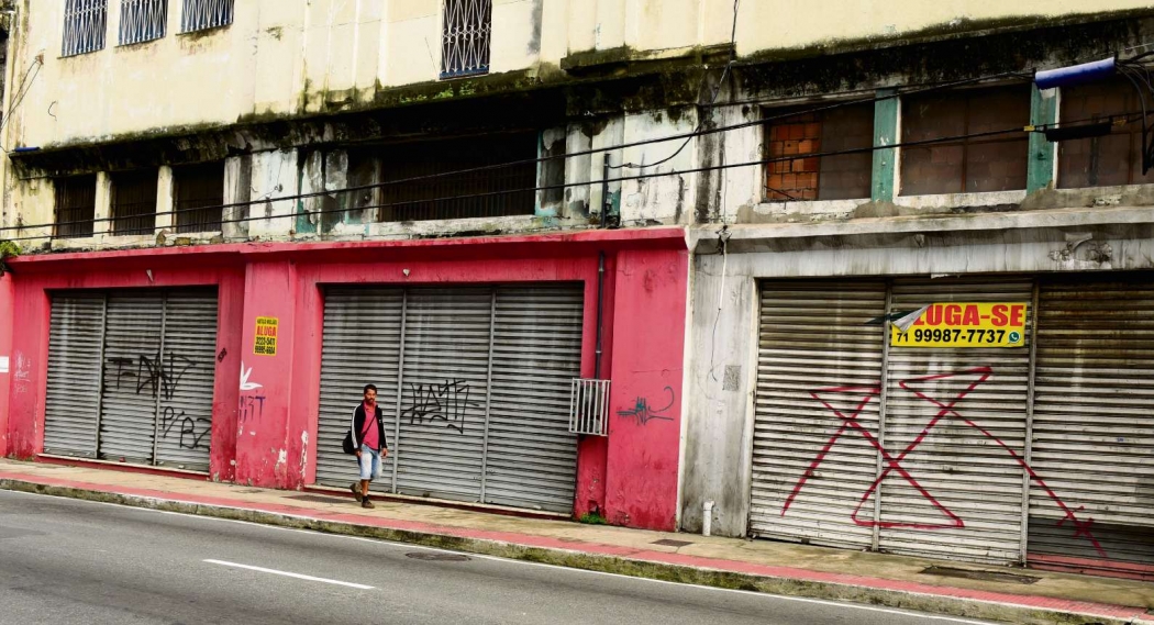 Muitas lojas estão de portas fechadas na Av. Jerônimo Monteiro, no Centro da Capital. Crédito: Ricardo Medeiros