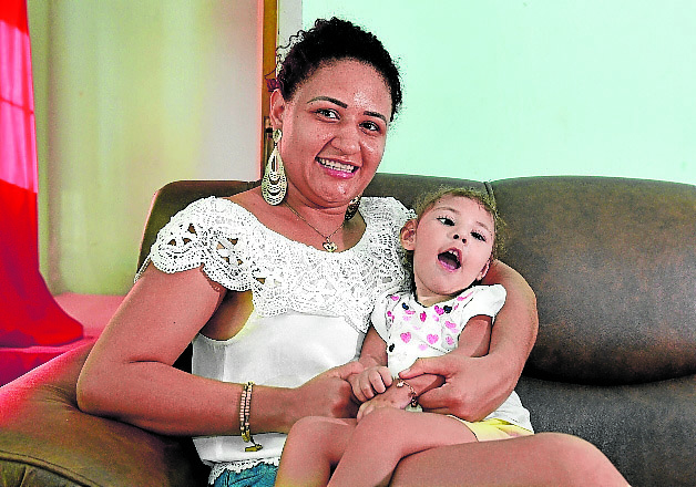 Rafaela e a filha, Valentina, 2, que tem a síndrome. Crédito: Marcelo Prest