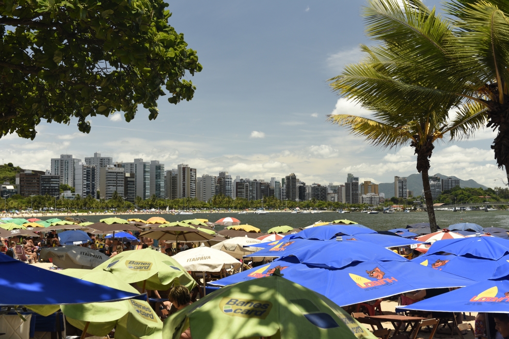 Banhistas aproveitam feriado com sol na Curva da Jurema e na Ilha do Boi, em Vitória. Crédito: Vitor Jubini