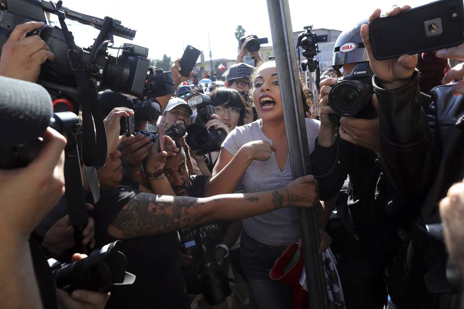 Tensão aumentou depois que mais de 3 mil migrantes da caravana chegaram recentemente à cidade mexicana . Crédito: Rodrigo Abd/AP