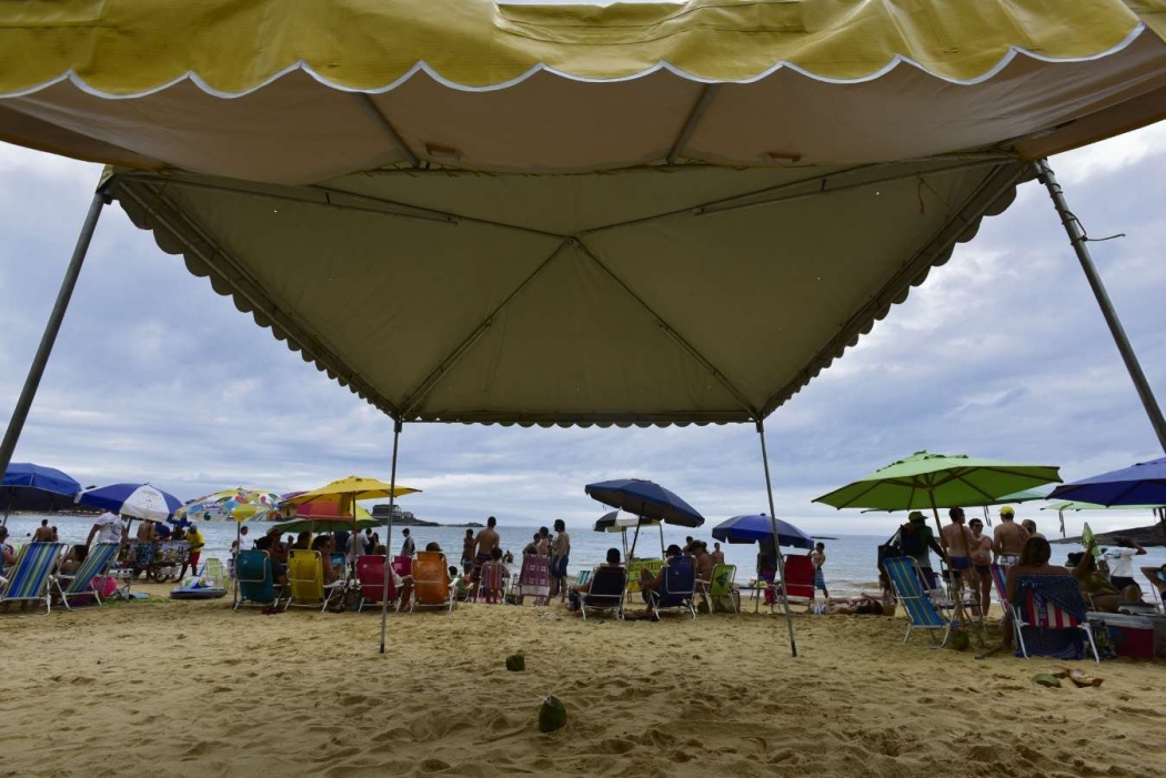 Tenda armada na Praia de Peracanga: estrutura agora está proibida. Crédito: Gazeta Online