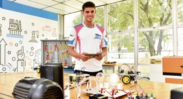 José Augusto Rocha Junior, aluno do Senai, fez automação industrial de olho no futuro tecnológico das empresas. Crédito: Fernando Madeira