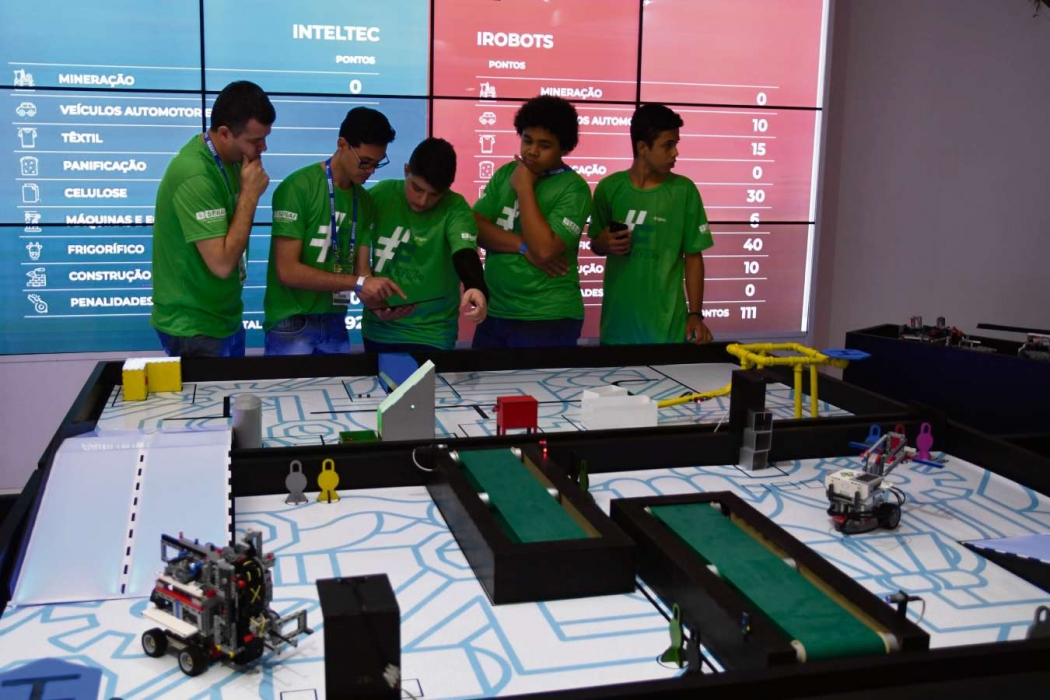 Alunos do Sesi já estão em contato com as novas tecnologias, como robótica. Crédito: Sesi/Divulgação