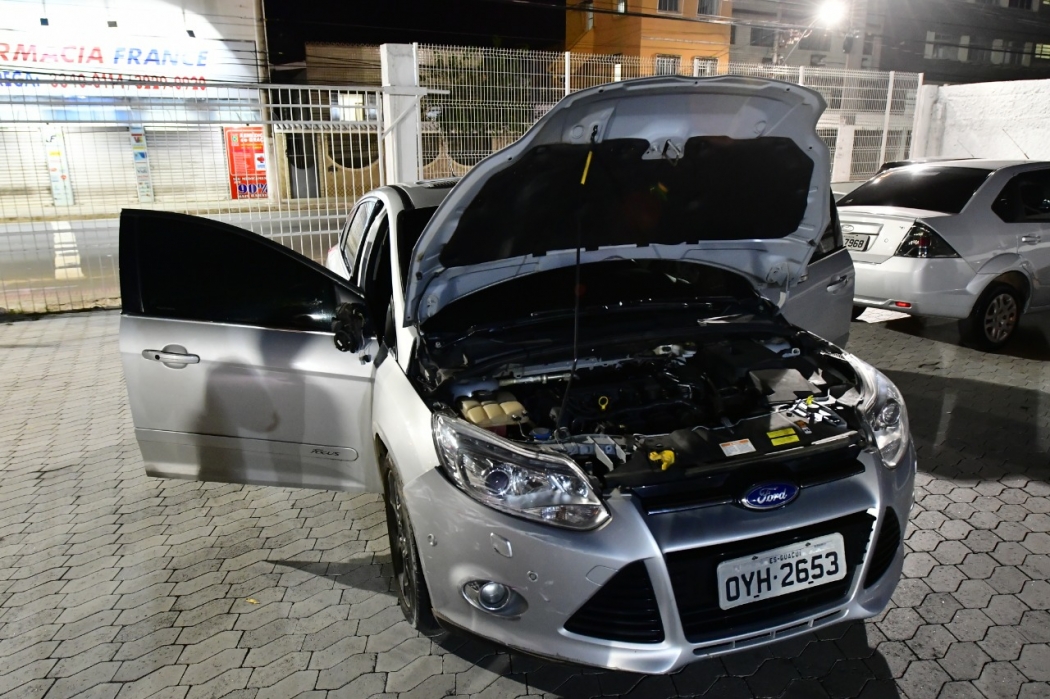 Carro que estava com John no momento da perseguição . Crédito: Bernardo Coutinho