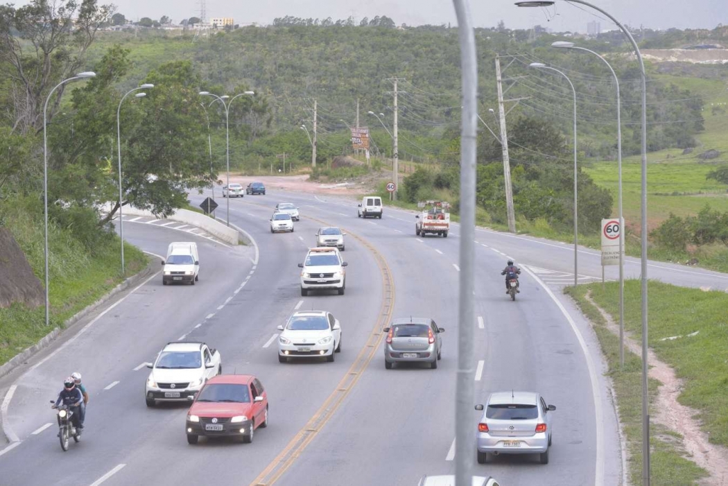 Postes de iluminação na BR 101 na Serra: gatunos estão roubando os fios subterrâneos. Crédito: Gazeta Online