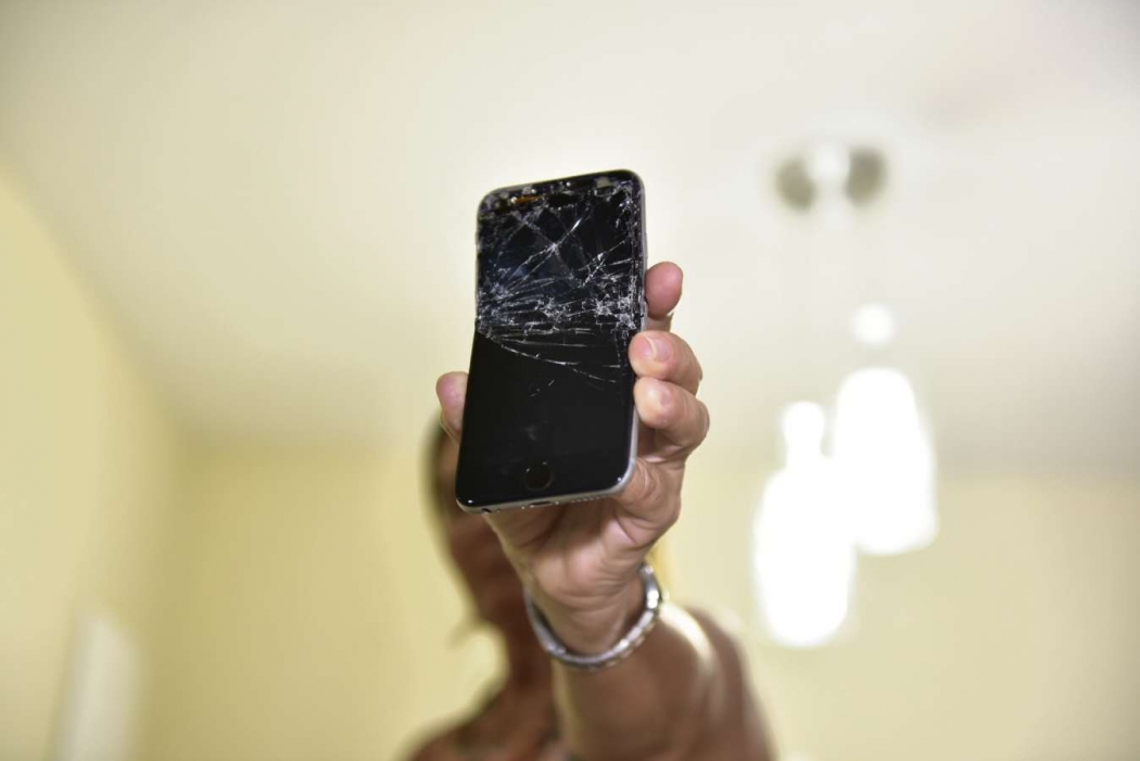 Celular foi quebrado para impedir pedido de socorro. Crédito: Marcelo Prest