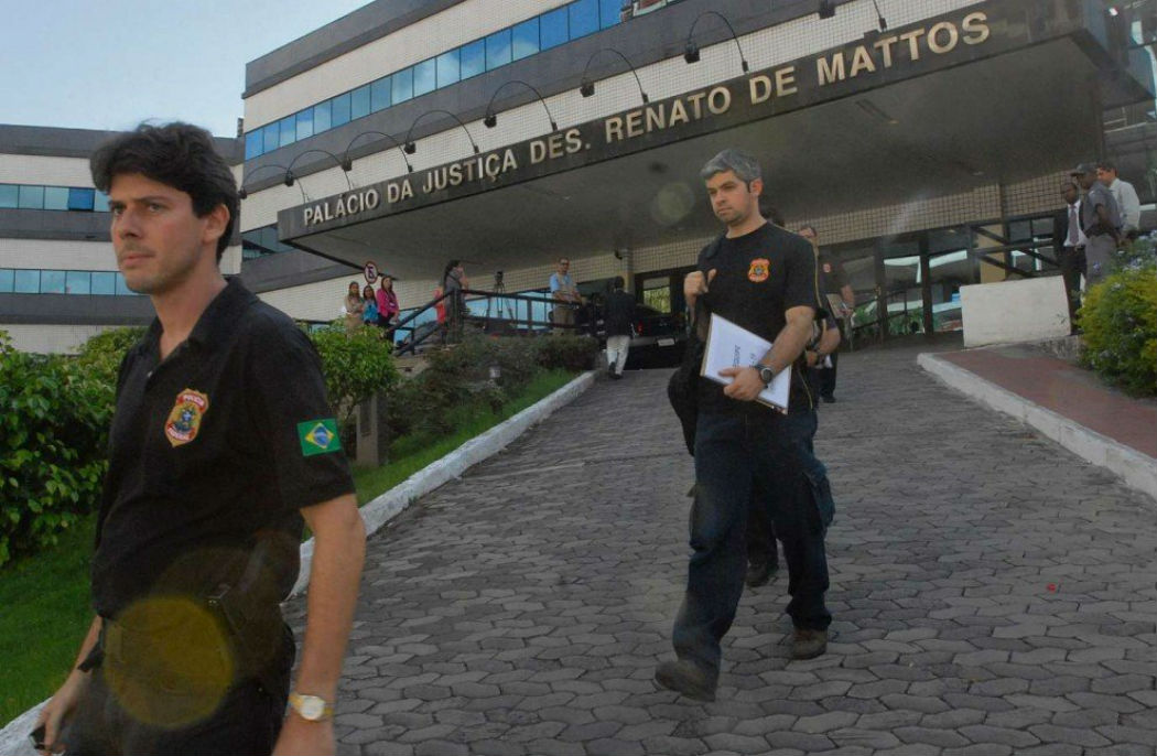 Policiais federais deixam o Tribunal de Justiça do Espírito Santo durante uma das ações da Operação Naufrágio, em 2008. Crédito: Nestor Muller / Arquivo