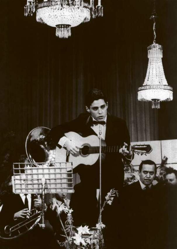 Data: 16/12/1966 - Brasil, São Paulo, SP - Chico Buarque de Holanda durante o II Festival de Música Popular Brasileira, realizado pela TV Record
