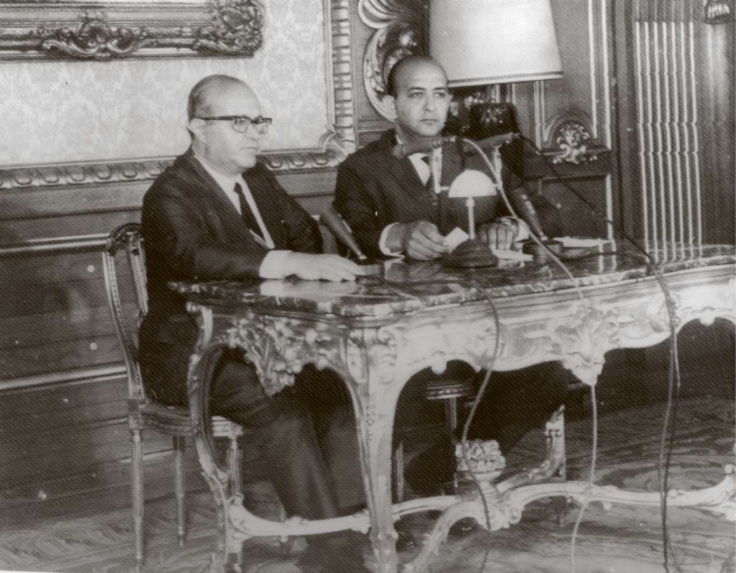 O então ministro da Justiça, Luis Antônio Gama e Silva, e o locutor oficial, Alberto Curi, na leitura do AI-5