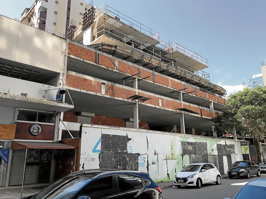 Obra está abandonada há mais de dois anos. Crédito: Kaique Dias