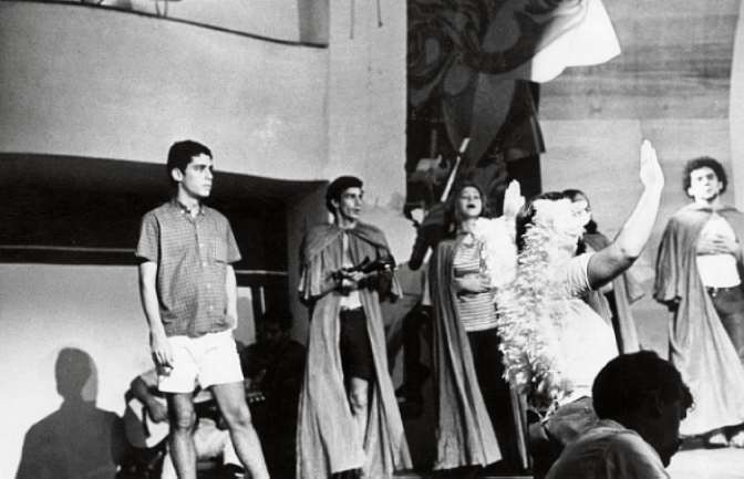Chico Buarque assiste ao ensaio da peça “Roda Viva”, dirigida por José Celso