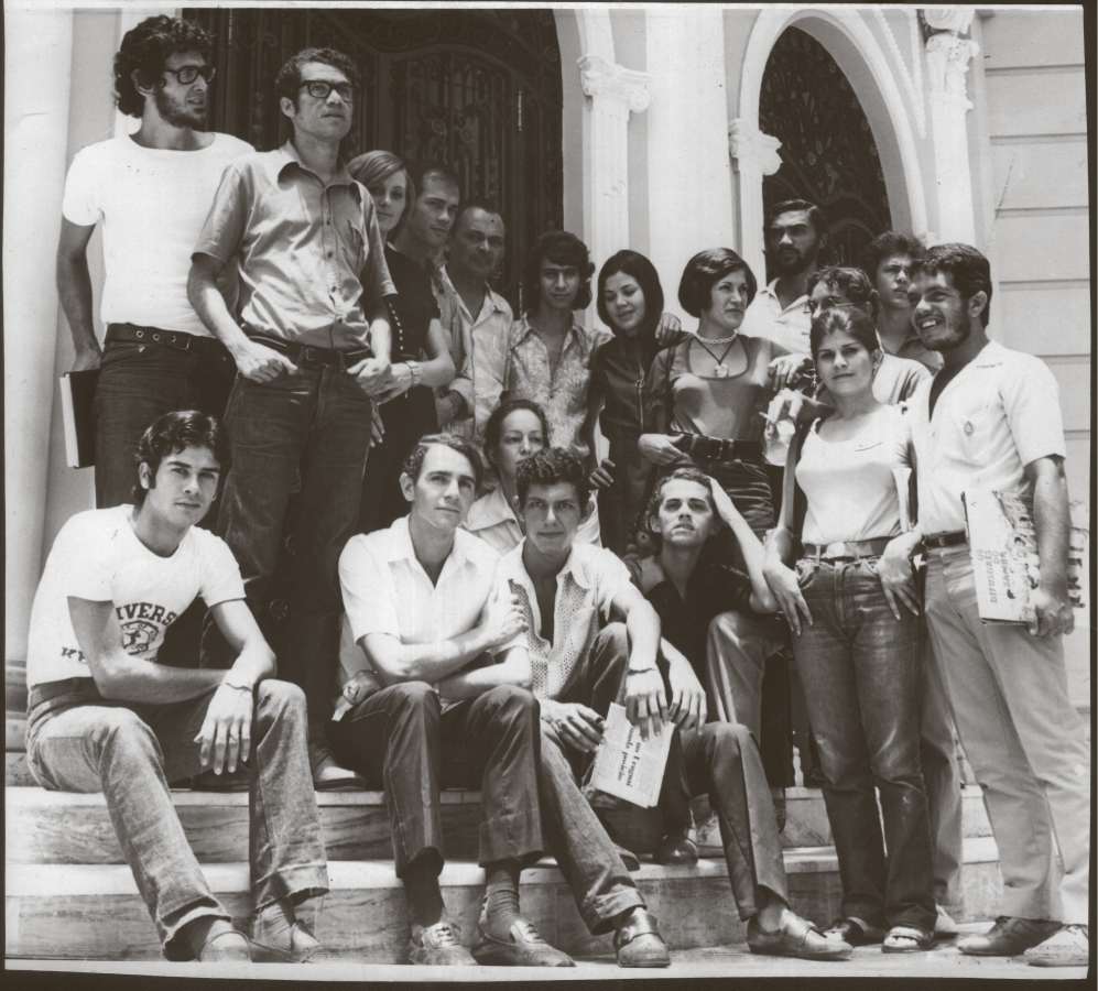 Atores na escadaria do Teatro Carlos Gomes, na década de 1970: contestação mesmo sob a mira dos militares. Crédito: Arquivo de Milton Henriques
